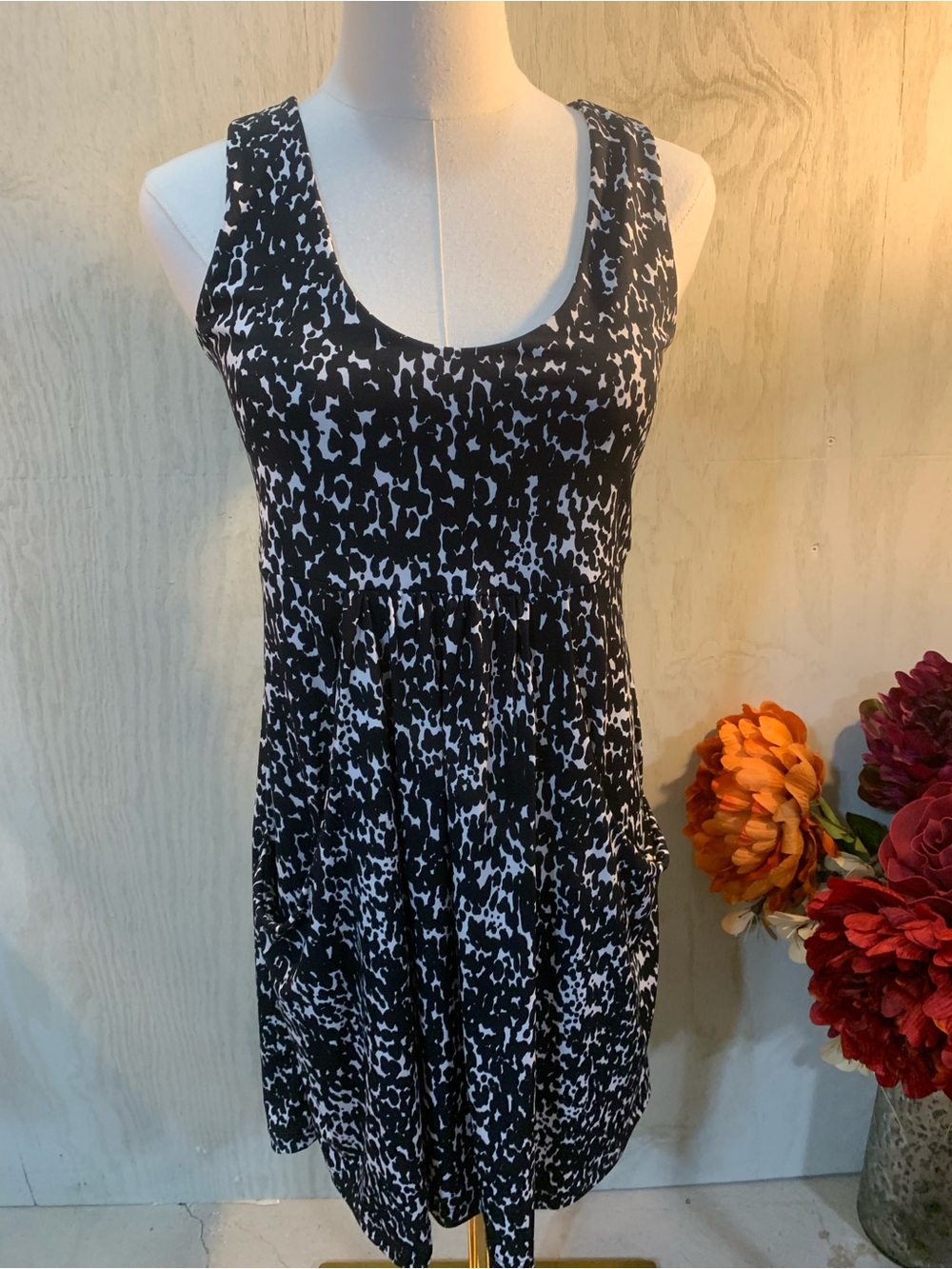 Portocruz Black and White Sleeveless Scoop Neck Dress